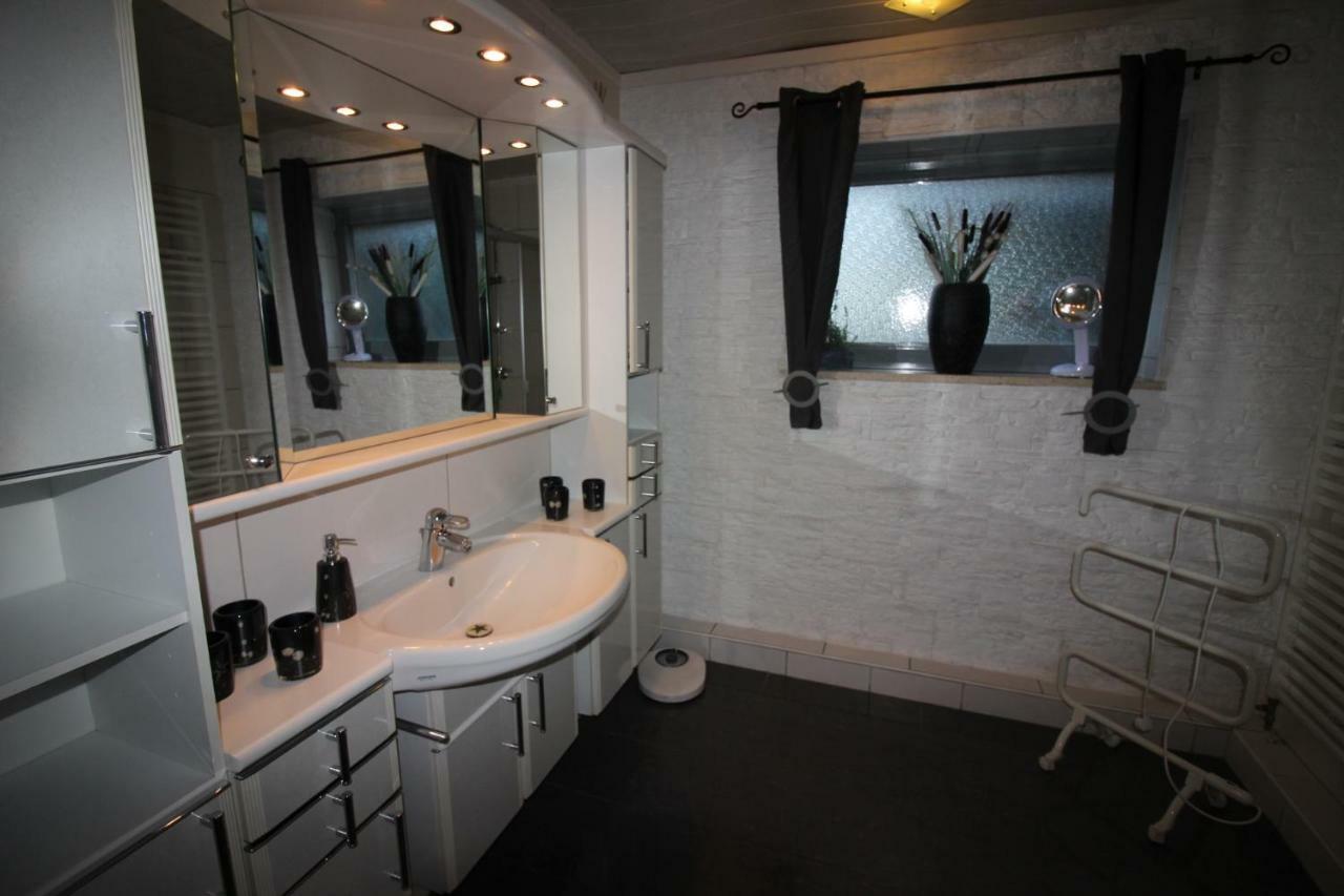 Haus Abbi, Ferienwohnung Mit Schwimmbad Hage 外观 照片